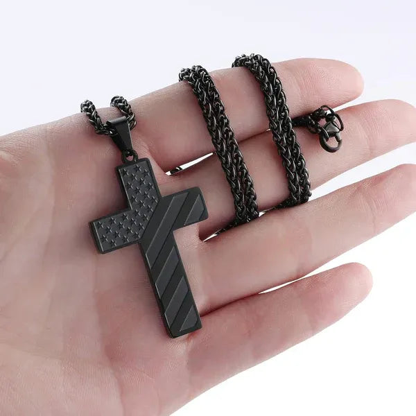 Collar de Cruz "Corazón Valiente": Grabado en Acero Inoxidable